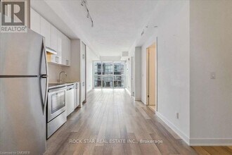 5240-5240 Dundas St in Burlington, ON - Building Photo - Building Photo