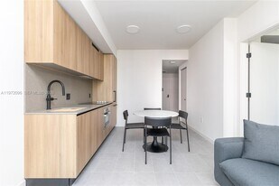 121 NE 5th St in Miami, FL - Building Photo