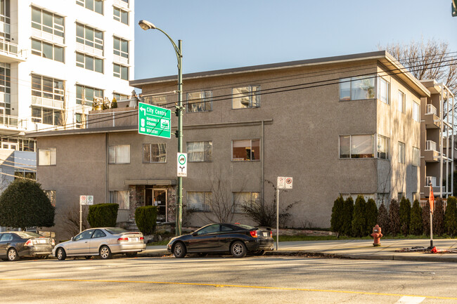 2596 Oak St in Vancouver, BC - Building Photo - Primary Photo