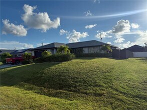 1020 SW 11th Ct in Cape Coral, FL - Foto de edificio - Building Photo