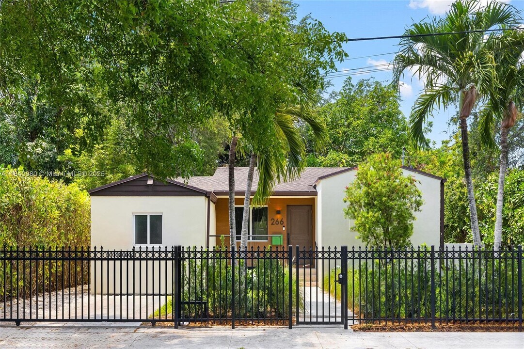 266 NW 42nd St in Miami, FL - Foto de edificio