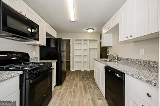 2877 Old S Dr in Jonesboro, GA - Building Photo - Building Photo