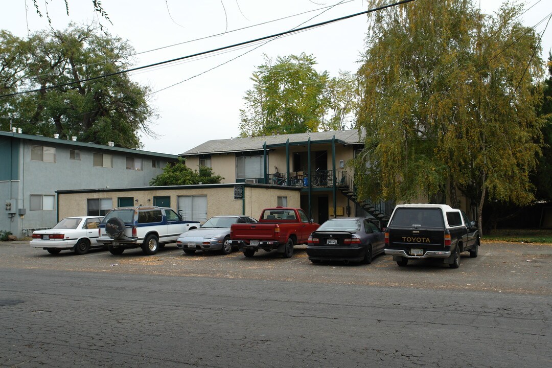 647 W 1st Ave in Chico, CA - Foto de edificio