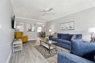 315 Van Buren St, Unit 205B in Hollywood, FL - Foto de edificio - Building Photo