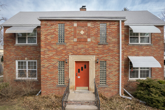 2222 Kenwood Blvd in Toledo, OH - Foto de edificio - Building Photo