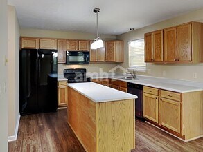8676 Woolstone Ct in Maineville, OH - Foto de edificio - Building Photo