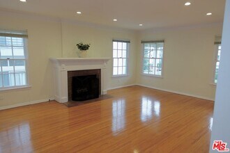 906 Croft Ave in West Hollywood, CA - Building Photo - Building Photo