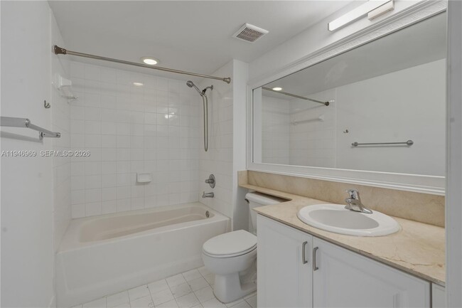 1155 Brickell Bay Dr, Unit 1107 in Miami, FL - Foto de edificio - Building Photo