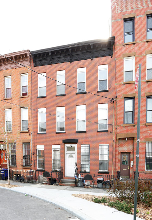 667 Henry St in Brooklyn, NY - Building Photo