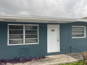 2370 NW 80th St in Miami, FL - Foto de edificio - Building Photo
