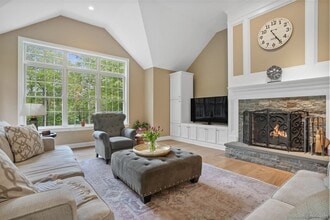 18 Beaver Dam Rd in Newtown, CT - Building Photo - Building Photo