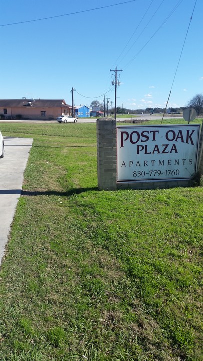 Post Oak Plaza Apartments in La Vernia, TX - Building Photo