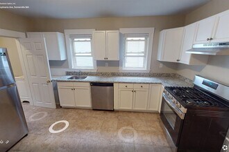 23 Pennsylvania Ave, Unit 2 in Somerville, MA - Foto de edificio - Building Photo