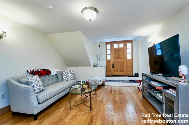 16 S Russell St in Boston, MA - Foto de edificio - Building Photo