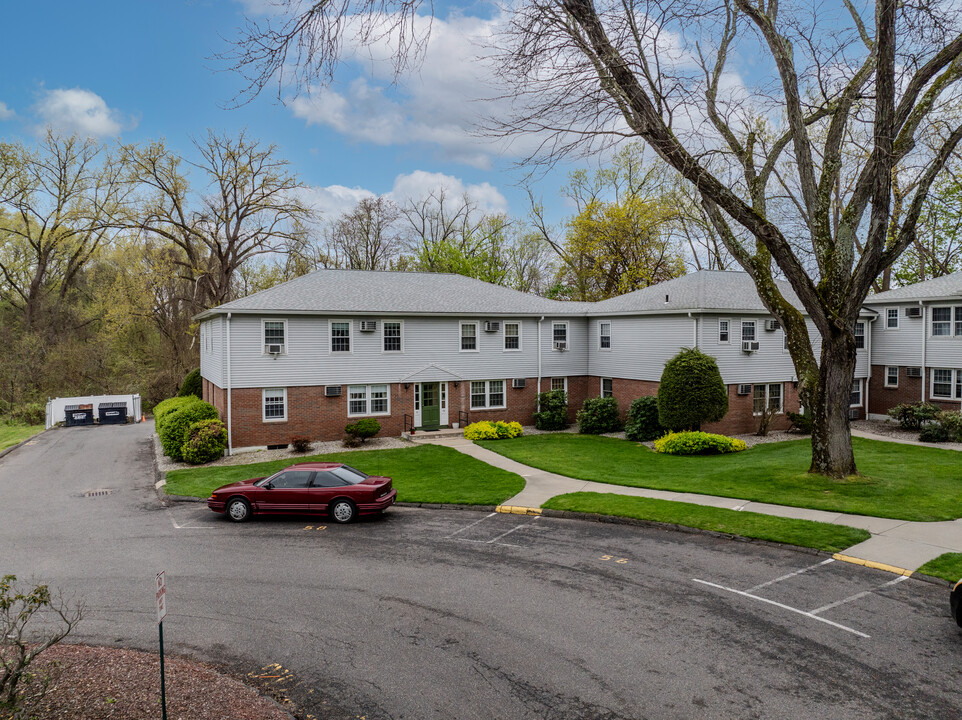 Brush Hill Condominiums in West Springfield, MA - Building Photo