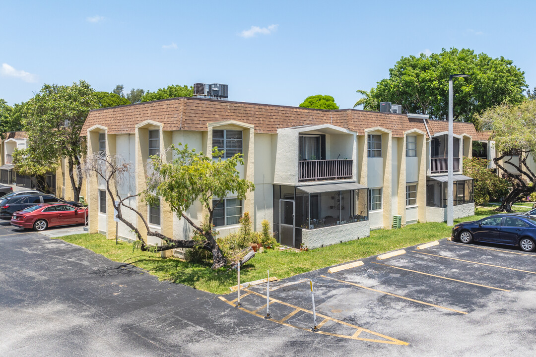 Lakewood Villas Condominiums in Miami, FL - Building Photo