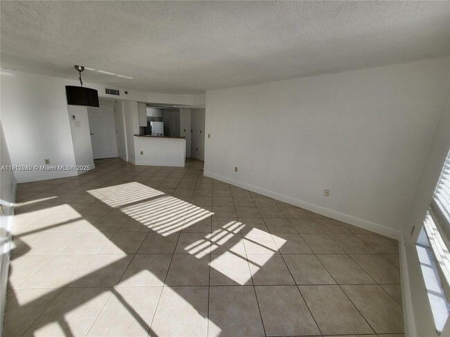 2351 Douglas Rd, Unit 710 in Miami, FL - Foto de edificio - Building Photo