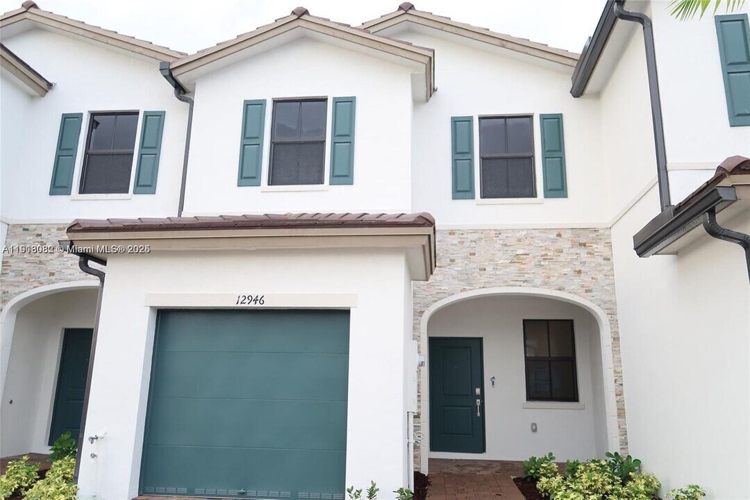 12946 SW 231st St in Goulds, FL - Foto de edificio