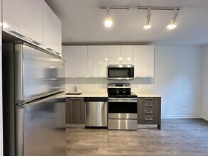 940 W Winona St, Unit 903 in Chicago, IL - Foto de edificio - Building Photo