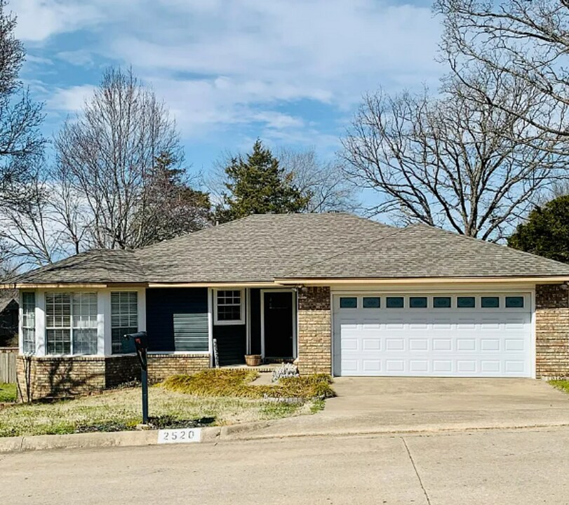 2520 N Hampton Ct in Fayetteville, AR - Building Photo