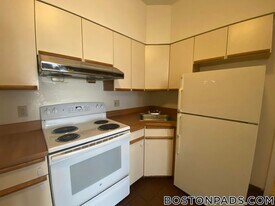 81 Essex St in Boston, MA - Building Photo