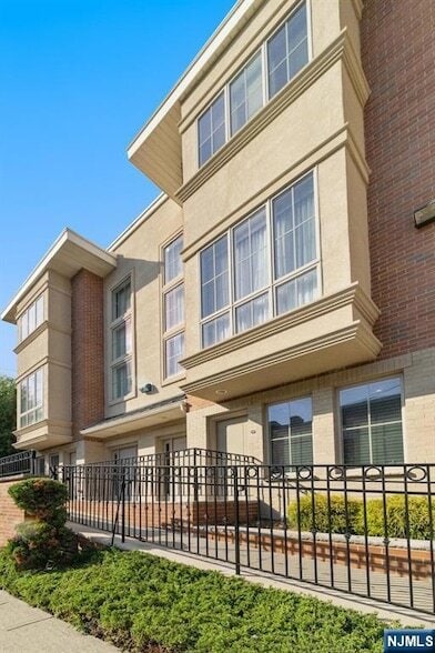 11 Washington Pl, Unit 102 in Cliffside Park, NJ - Building Photo - Building Photo