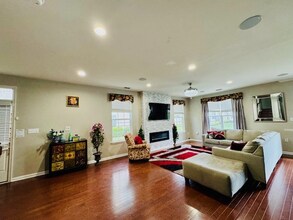 11 Morris Ln in Cranbury, NJ - Foto de edificio - Building Photo