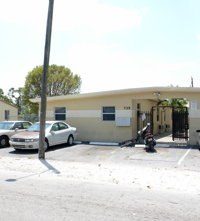 735 NW 10th Ter in Fort Lauderdale, FL - Building Photo - Building Photo