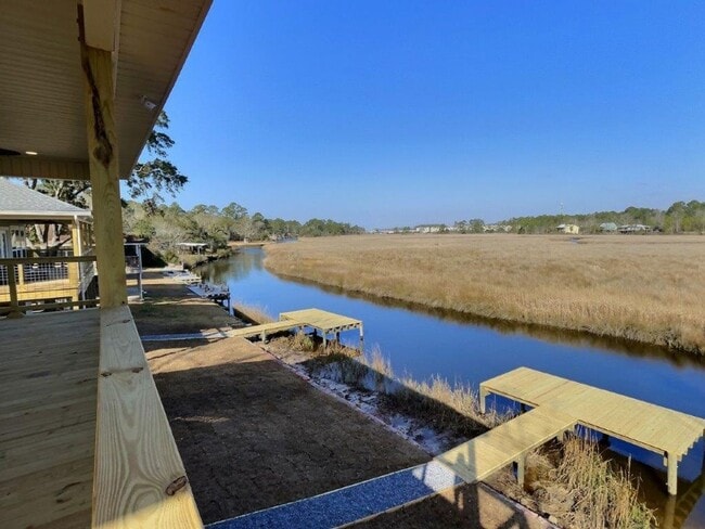 8712 W Simmons Bayou Dr in Ocean Springs, MS - Building Photo - Building Photo