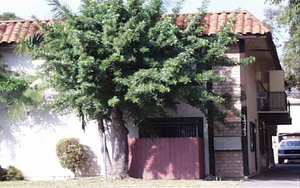 14743 Victory Blvd in Van Nuys, CA - Building Photo - Building Photo