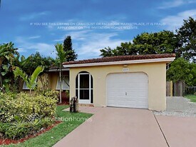 4885 Alfresco St in Boca Raton, FL - Building Photo