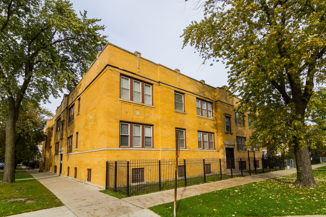 3752 W Huron St in Chicago, IL - Building Photo