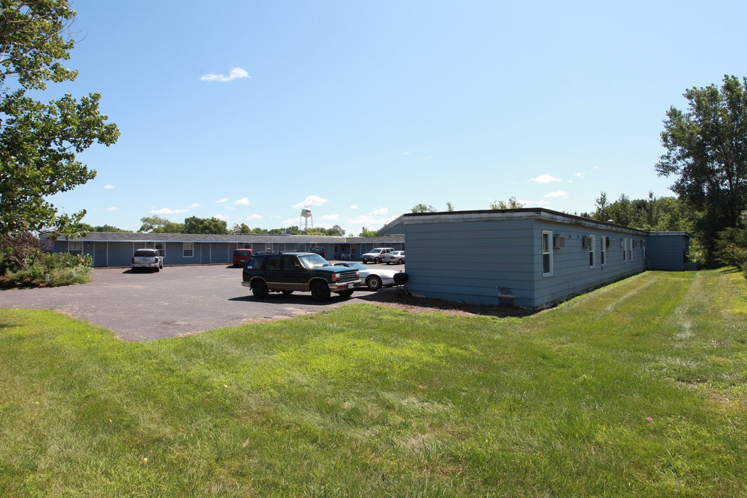 EZ Living Studio Apartments in Somerset, WI - Foto de edificio