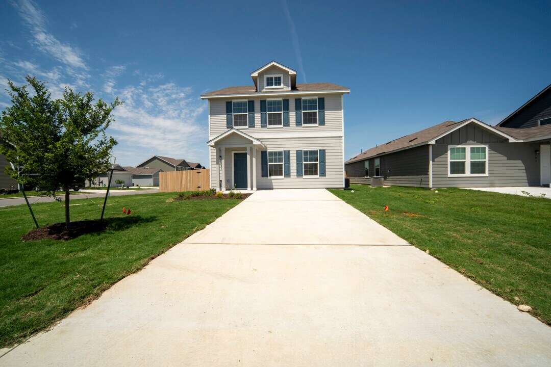 301 Rancho Del Cielo Lp in Jarrell, TX - Foto de edificio