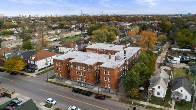 2215 Lansing St in Detroit, MI - Building Photo - Building Photo