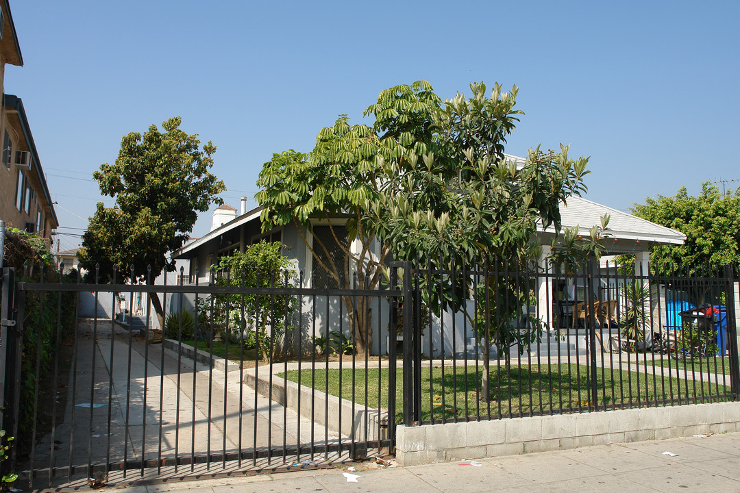 1033 N Mariposa Ave in Los Angeles, CA - Foto de edificio