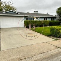 48 Las Plumas Way in Oroville, CA - Building Photo