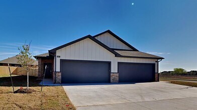 9329 NW 124th St in Yukon, OK - Building Photo - Building Photo