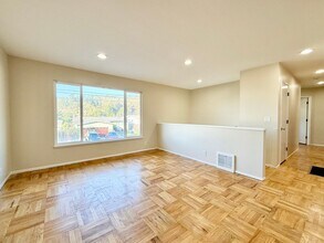 946 Regina Way in Pacifica, CA - Building Photo - Building Photo