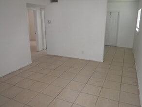 Oakland Palm Apartments in Oakland Park, FL - Building Photo - Building Photo