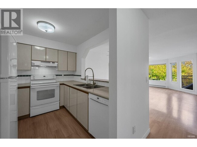 3770 Manor St in Burnaby, BC - Building Photo - Building Photo