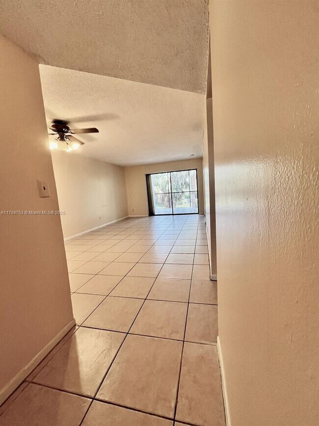 3470 Foxcroft Rd in Miramar, FL - Building Photo - Building Photo