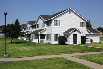 Crookston Townhomes in Crookston, MN - Foto de edificio - Building Photo