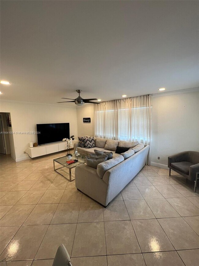 2915 Plunkett St-Unit -8D in Hollywood, FL - Building Photo - Building Photo