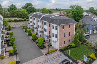The Brownstones at Caldwell in Caldwell, NJ - Foto de edificio - Building Photo