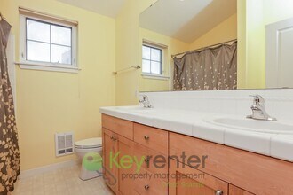 3312 W Government Way in Seattle, WA - Building Photo - Building Photo