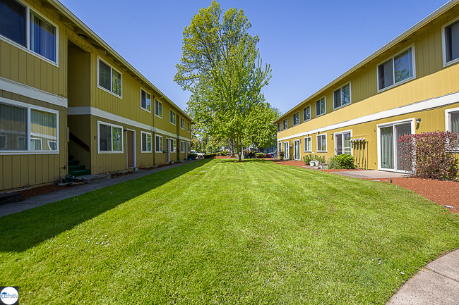 Hallmark in Springfield, OR - Foto de edificio - Building Photo