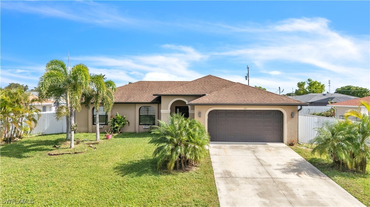 221 NE 21st Ave in Cape Coral, FL - Foto de edificio