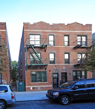 309 Schaefer St in Brooklyn, NY - Building Photo - Building Photo