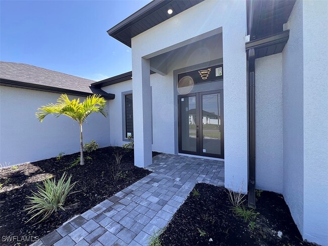 221 SW 25th Ave in Cape Coral, FL - Foto de edificio - Building Photo